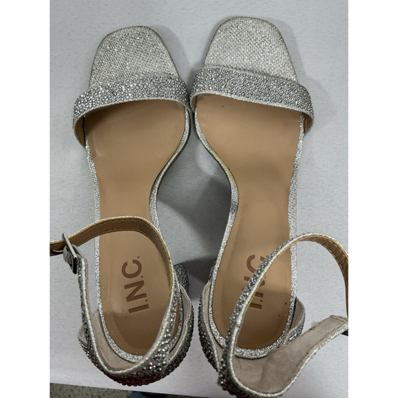 Womans Excellent Cond. Inc Strappy Dress Sandals 8 M Silver Sparkly Block Heel